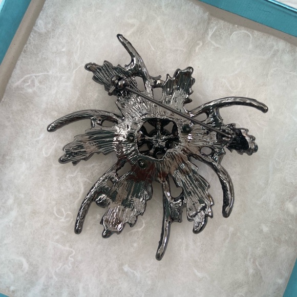 Floral rhinestone brooch - Picture 4 of 4